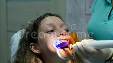 拜访牙医，安装支架系统.. 助手用牙科聚合紫外线照射